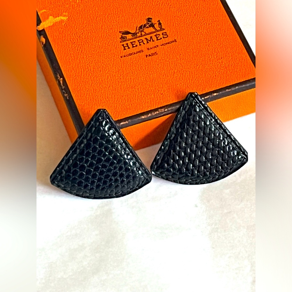 Hermes Triangle Earrings in Black.